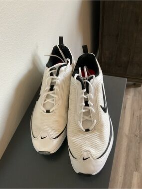 Nike air max White and Black Low-Top Athletic Trainers